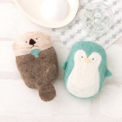 Hamanaka felting set 'Hand Washing Felt Soap Sea Otter and Penguin'