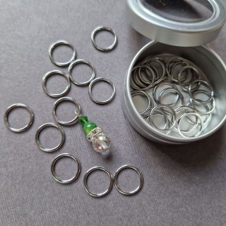 Set of stitch markers (30 silver + 1 main green)