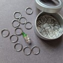 Set of stitch markers (30 silver + 1 main green)