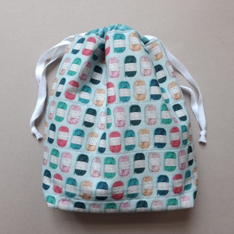 Ozevi project bag, yarn balls
